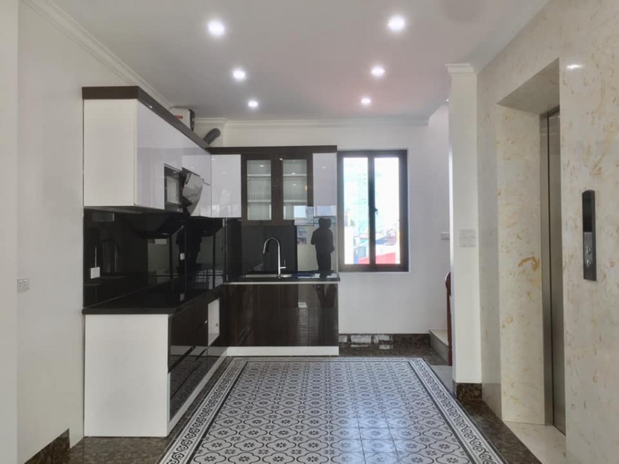 Bán nhà phố Nguyên Hồng-Huỳnh Thúc Kháng. Phân lô, 2 ô tô tránh, thang máy, KD. 19 tỷ.