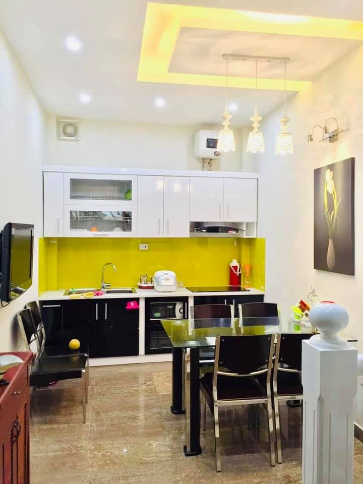 Bán nhà vị trí Trung tâm cầu Giấy, 5 tầng đẹp, giá chỉ hơn 3 tỷ