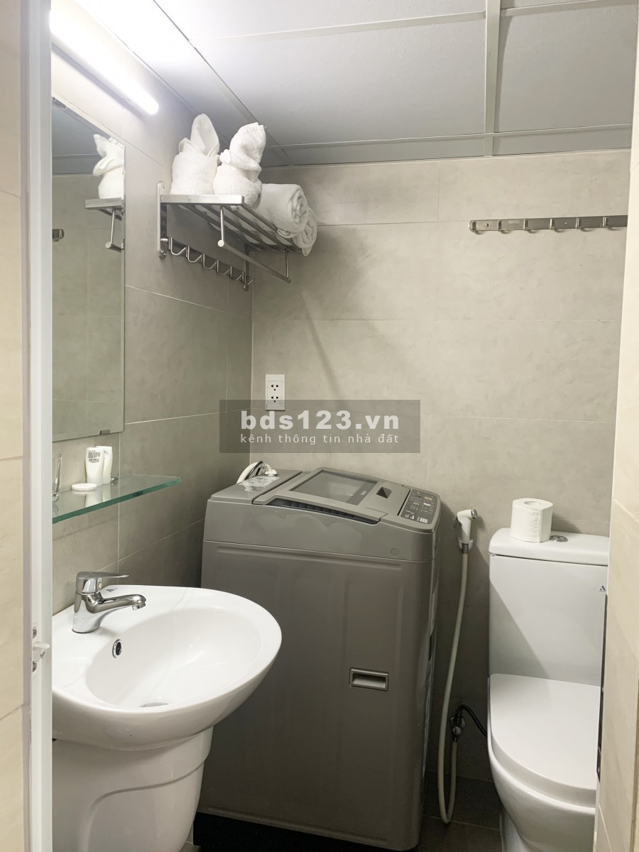 Cho thuê căn hộ đầy đủ nội thất, máy giặt riêng, gác cao 1m8 đường Lý Phục Man, Quận 7, giá chỉ 5tr5