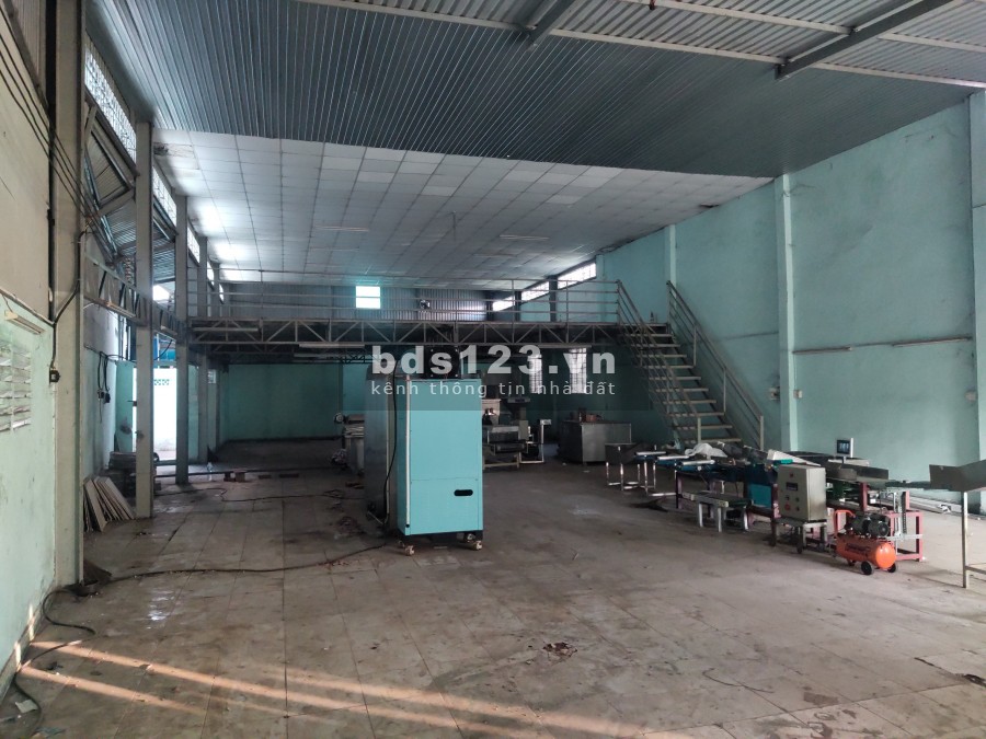 KHO-XƯỞNG 380m2 ĐÌNH PHONG PHÚ, có gác 200m2, tường xây, 2 mặt tiền đường.