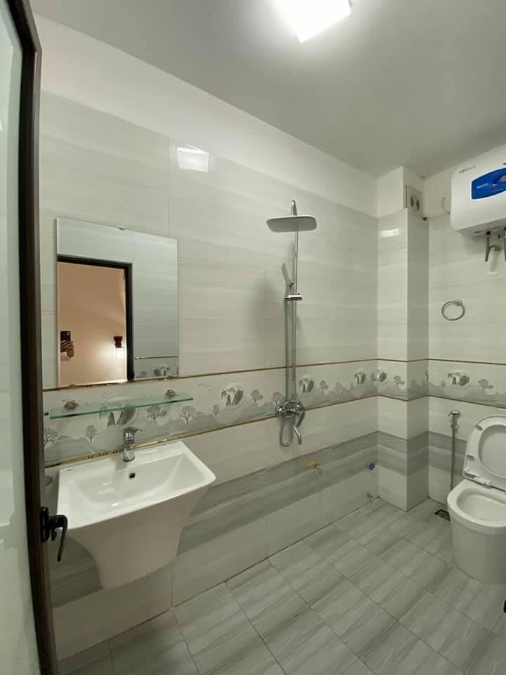 Bán nhà Đại Từ 43M2 x 5 tầng x Mặt Tiền 4.3m chỉ 4.x Tỷ Bé xíu, Ô tô đỗ cổng. LH: 0964657169.