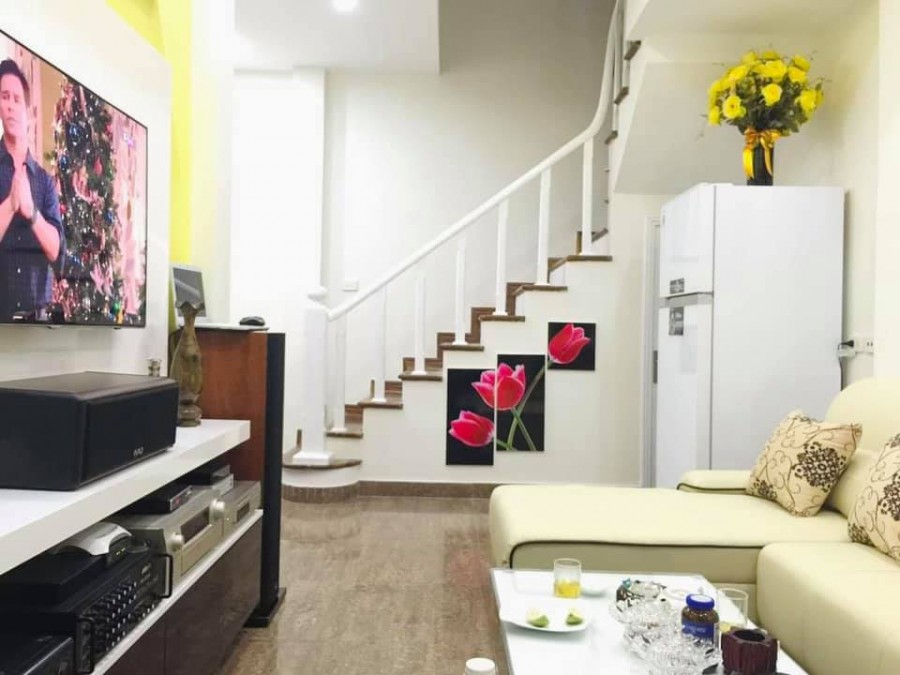 Bán nhà vị trí Trung tâm cầu Giấy, 5 tầng đẹp, giá chỉ hơn 3 tỷ