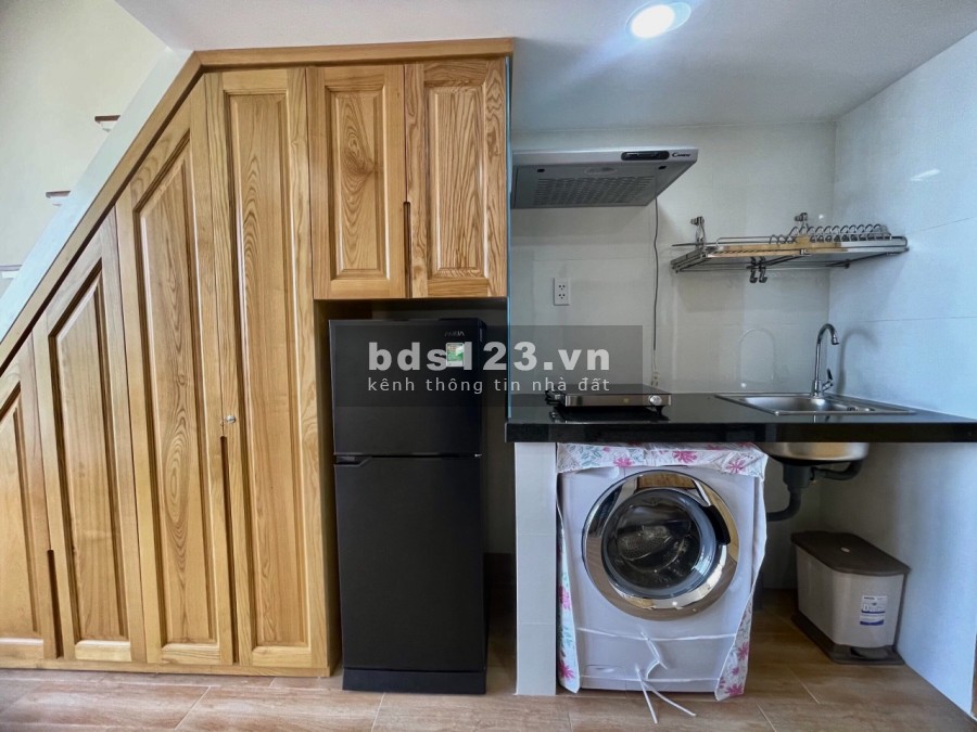 Căn hộ có gác + ban công gẩn vòng xoay dân chủ Quận 10 giá tốt