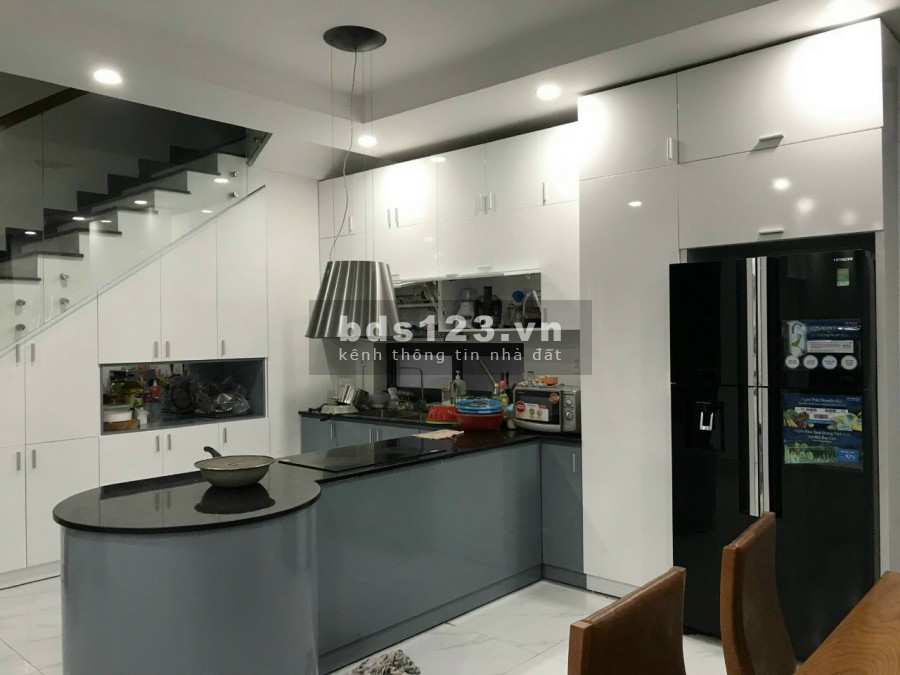 Bán nhà 1 trệt 2 lầu khu chung cư 10 mẫu DT 165m2- 18 tỷ