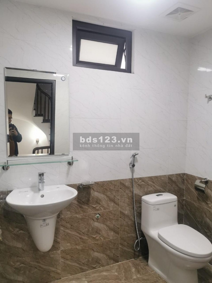 Bán nhà Hoàng Mai bán giá 3,3 tỷ, dtsd 33m2, 4 pn, 5 wc