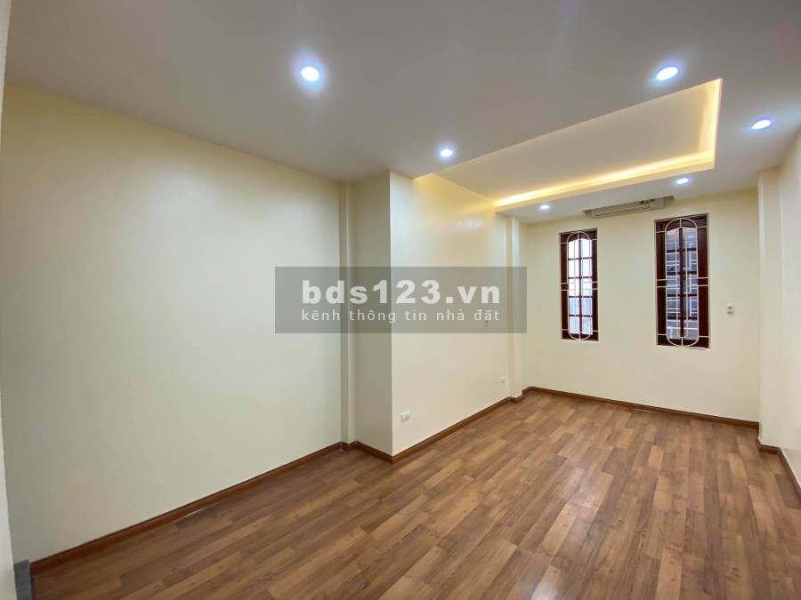 Nhà Bằng Liệt ô tô 5m, ngõ thông, nhiều tiện ích ở Linh Đàm giá chỉ 2.5 tỷ