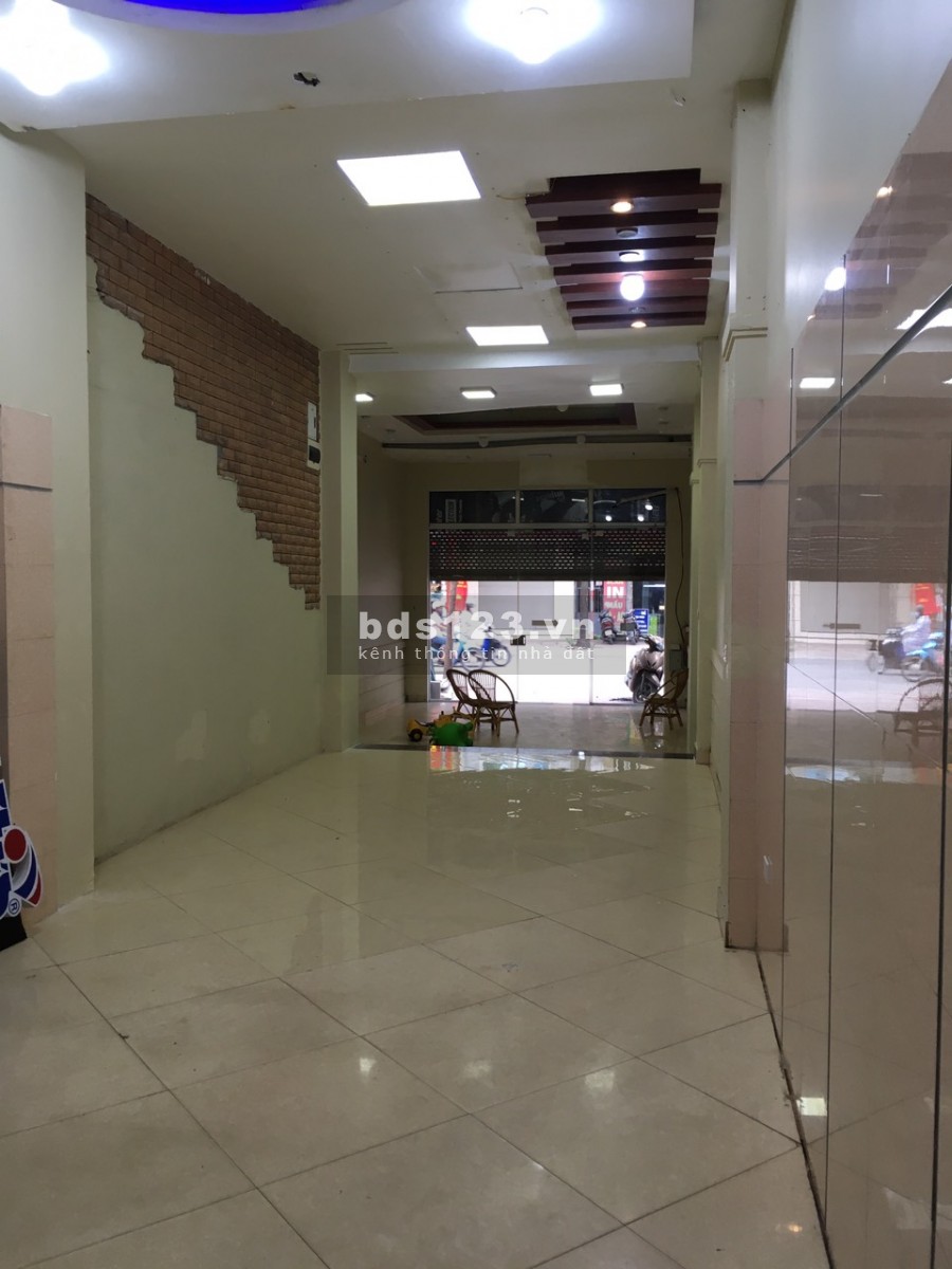 Cho thuê tầng 1 của nhà 4 tầng tại mặt phố Ngọc Lâm, Long Biên