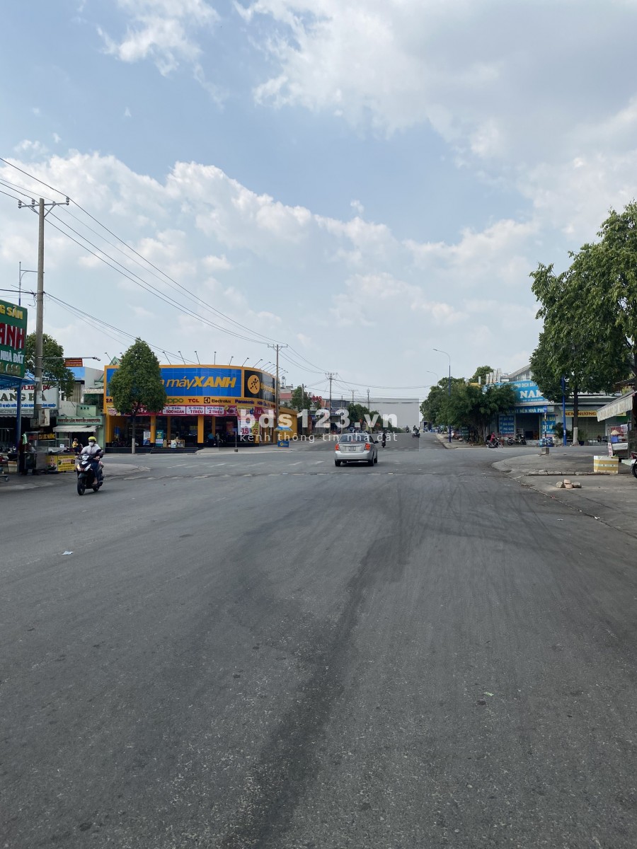 Gia đình bán nền đất 600m2(20x30m) khu đô thị, ngay trường đại học và cụm công nghiệp Bình Dương