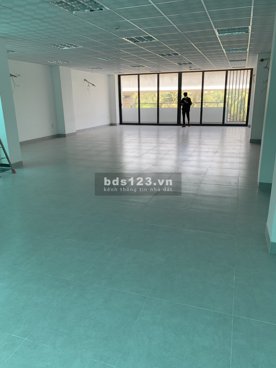 Toà Văn Phòng Nguyễn Hữu Cảnh 8x22, 3.5 sàn trống suốt, wc nam nữ, mới 100%.