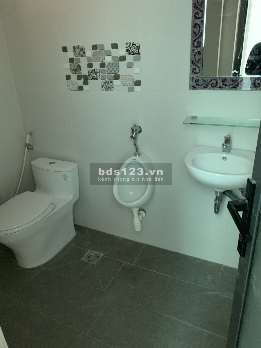 Toà Văn Phòng Nguyễn Hữu Cảnh 8x22, 3.5 sàn trống suốt, wc nam nữ, mới 100%.