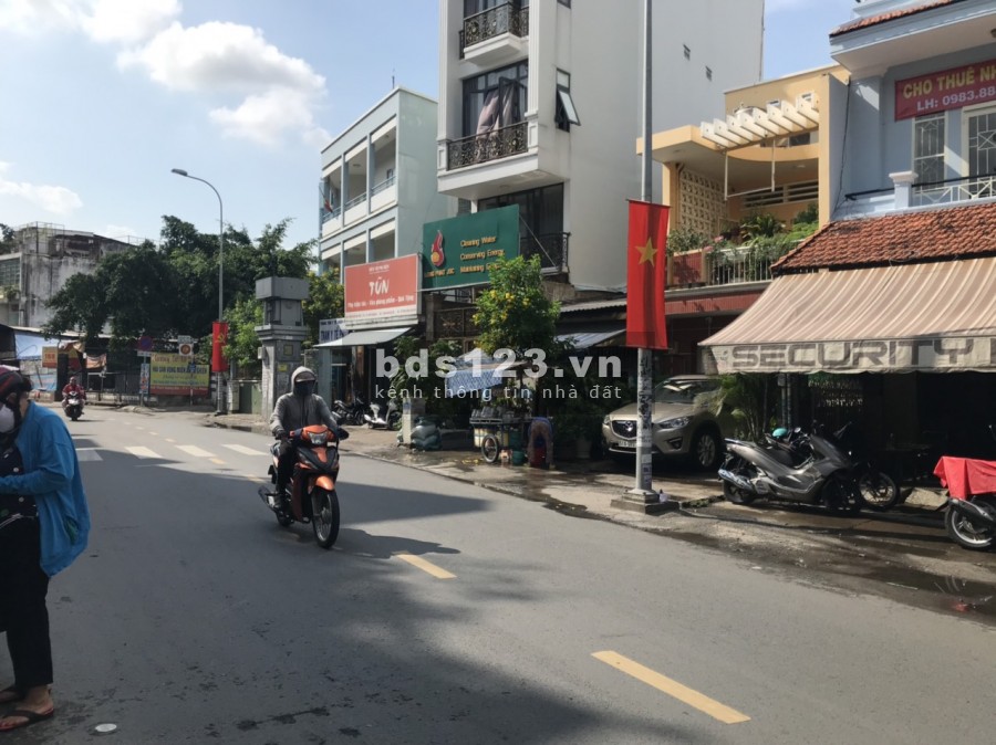 Cho thuê nhà MT Thích Quảng Đức, Phú Nhuận.5x25m nội thất đầy đủ bồn tắm nằm có sân để xe hơi trước nhà