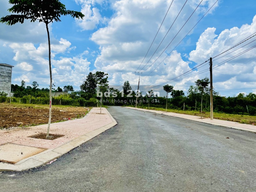 Ngộp ngân hàng cần bán 340m2 đất ODT cạnh hồ Nhà Bè