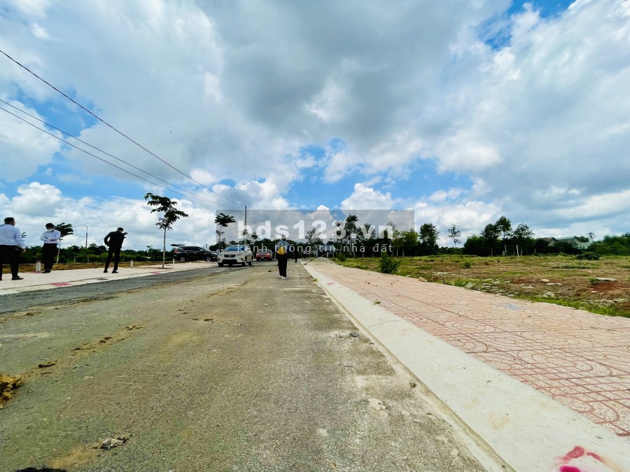 Ngộp ngân hàng cần bán 340m2 đất ODT cạnh hồ Nhà Bè