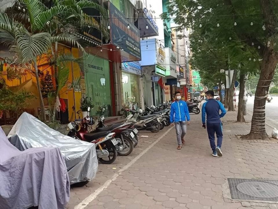 Mặt phố Hoàng Quốc Việt, 2 mặt phố 30m vỉa hè đang cho thuê 24 triệu/tháng. DT 52m, 4 tầng, mt 4.6m. Giá 20.5 7r