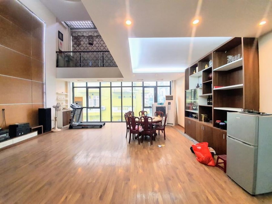 Mặt phố Hoàng Quốc Việt, 2 mặt phố 30m vỉa hè đang cho thuê 24 triệu/tháng. DT 52m, 4 tầng, mt 4.6m. Giá 20.5 7r