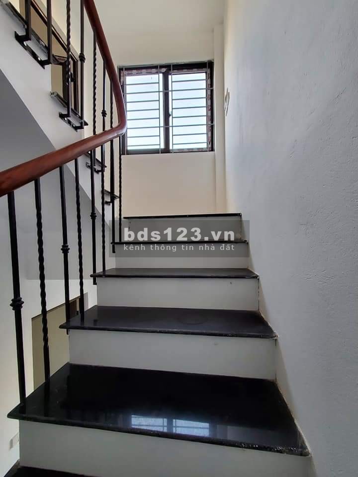 Nhà Đẹp Ngọc Thuỵ gần phố, ngõ ba gác Dt: 36m2, xây mới 5 tầng, giá nhỉnh 3 tỷ. 4PN