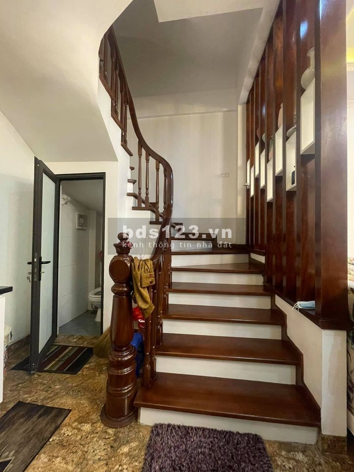 Bán nhà Cầu Giấy 34m2 x 5 tầng, sổ chính chủ, ngõ đẹp, tặng full nội thất như hình.