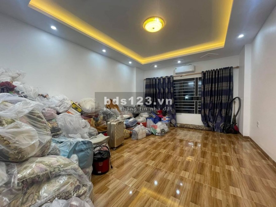 Bán nhà Cầu Giấy 34m2 x 5 tầng, sổ chính chủ, ngõ đẹp, tặng full nội thất như hình.