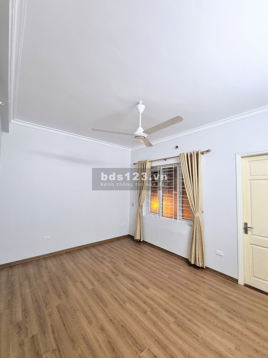 Hoàng Quốc Việt cần bán nhà lô góc dtsd 50m2, 5 tầng, giá 5.8 tỷ, LHCC, 4 tầng đúc