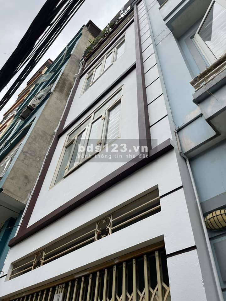 Sang định cư Mỹ, cần bán nhà 4 tầng 5 phòng ngủ, ô tô đô cửa tại phố Trung Kính, giá 4.2 tỷ