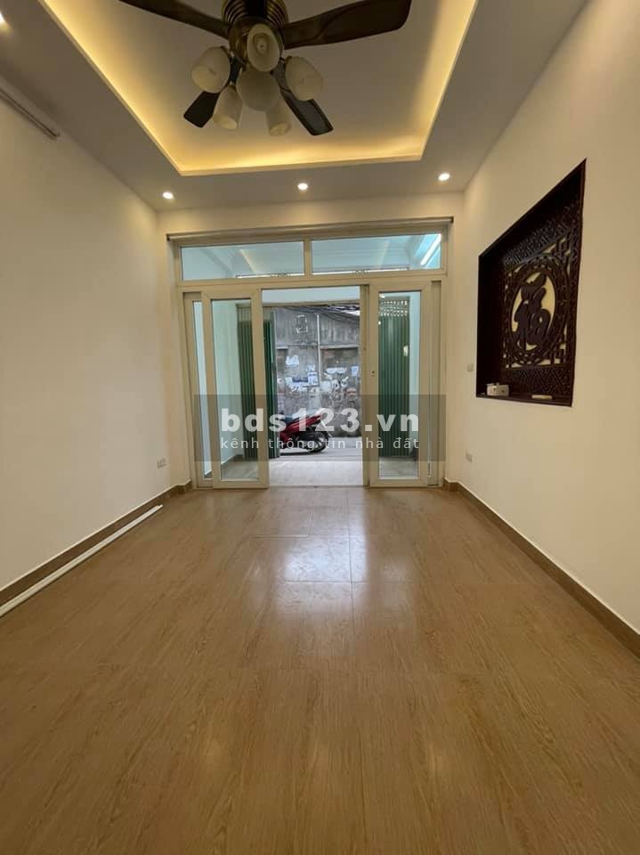 Sang định cư Mỹ, cần bán nhà 4 tầng 5 phòng ngủ, ô tô đô cửa tại phố Trung Kính, giá 4.2 tỷ