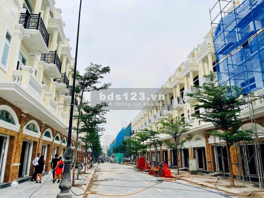 Nhà 1 trệt 2 lầu Trung tâm TP Dĩ An-cạnh bên Aeon Mall- Chỉ 700 triệu sang tên sổ ngay -Được thanh toán chậm!!