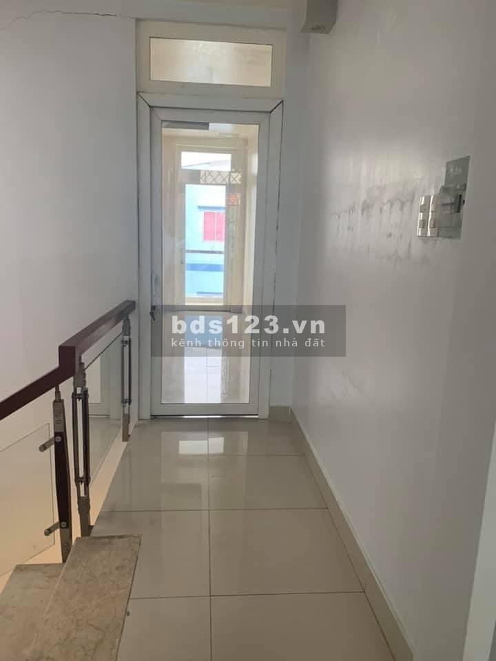 Nhà hẻm 652QL13 Hợp làm VP kết hợp ở, có sẵn 2 phòng kính