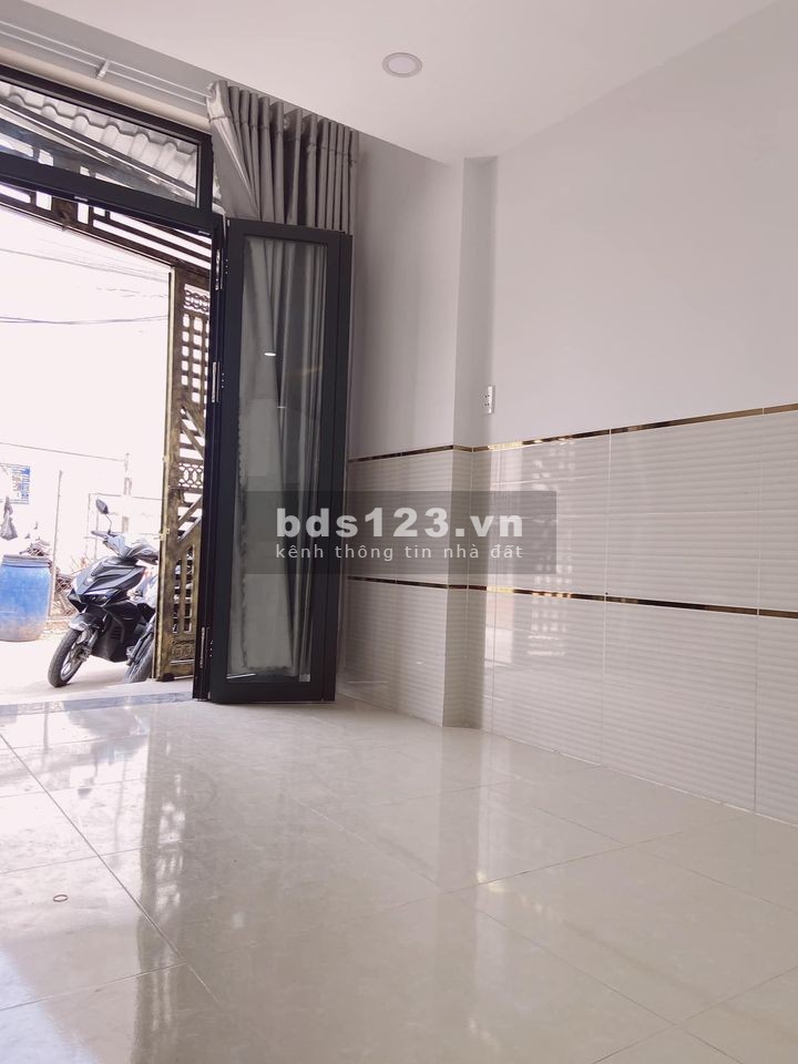 Bán gấp nhà HXH Lạc Long Quân giá chỉ 3 tỷ 7 thương lượng chính chủ