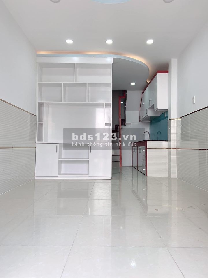 Bán gấp nhà HXH Lạc Long Quân giá chỉ 3 tỷ 7 thương lượng chính chủ