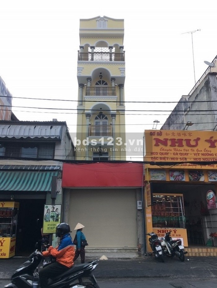 Mặt Tiền Đường Nguyễn Trọng Tuyển gần các trục đường lớn