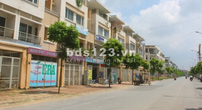 Bán nhà ngõ phố Hoàng Quốc Việt 2.4tỷ, 33m2