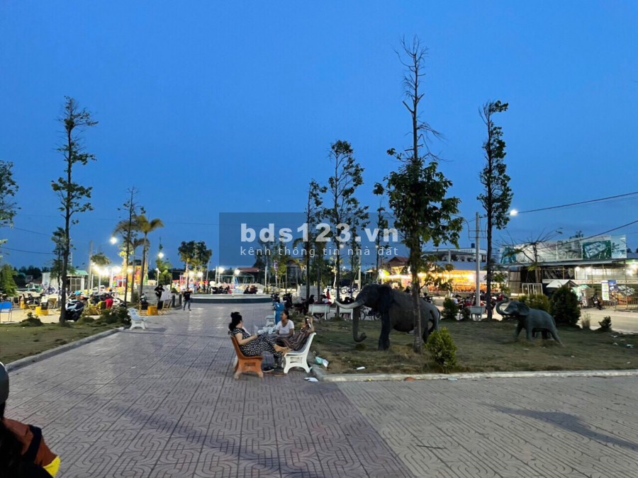 Cần bán đất nền mặt tiền Thạnh Phú Center