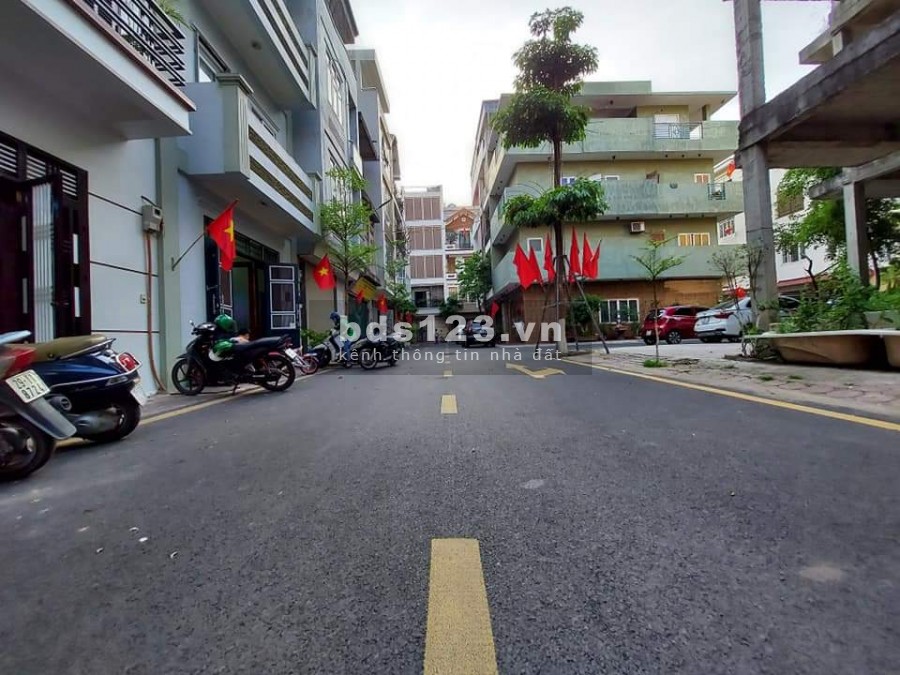 Ông anh làm ăn phát đạt nay chuyển ra biệt thự ở, cần nhượng lại căn nhà mặt phố Thanh Bình.