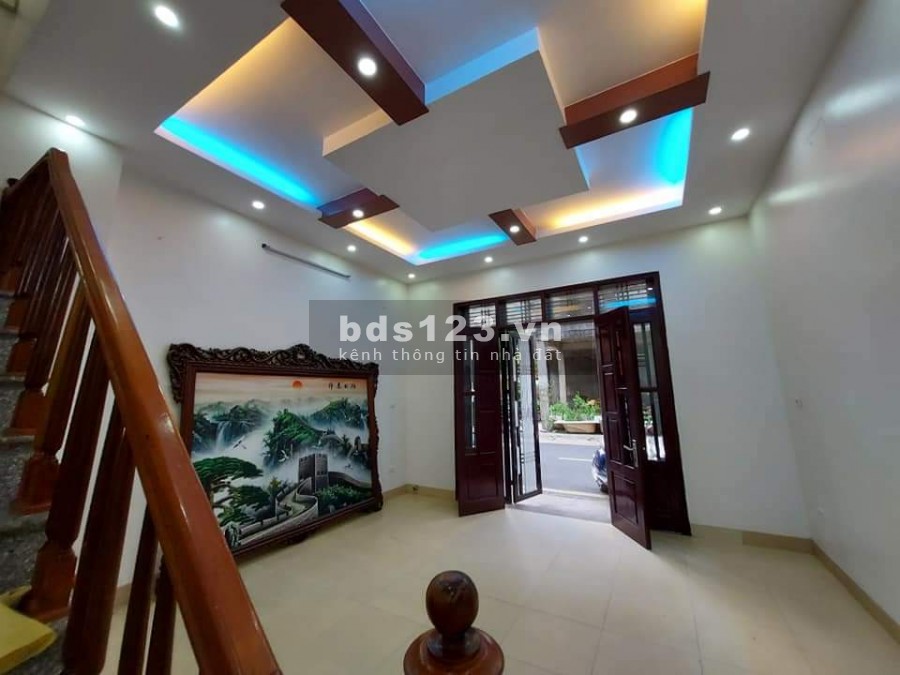 Ông anh làm ăn phát đạt nay chuyển ra biệt thự ở, cần nhượng lại căn nhà mặt phố Thanh Bình.