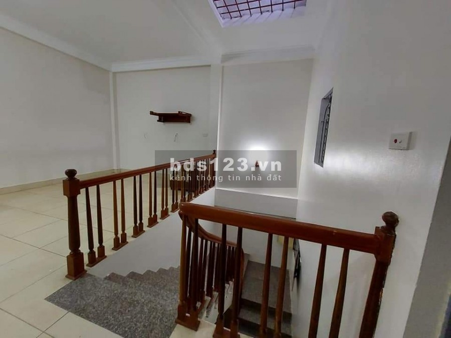 Ông anh làm ăn phát đạt nay chuyển ra biệt thự ở, cần nhượng lại căn nhà mặt phố Thanh Bình.
