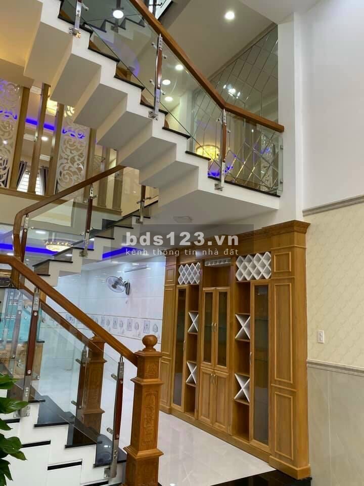 Cho thuê nhà 2MT đường Hoàng Sa Tân Bình - trệt 2 lầu khu dân cư đông, đường lớn tiện kinh doanh quán ăn
