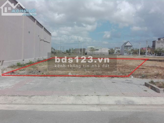 Bán miếng đất 125m2 mặt tiền đường Điện Biên Phủ, sát bên biển Long Hải