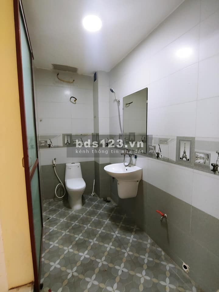 2.2 tỷ có ngay nhà 30m2, nguyên căn đẹp đường Bạch Mai, diện tích rộng, sổ hồng chính chủ
