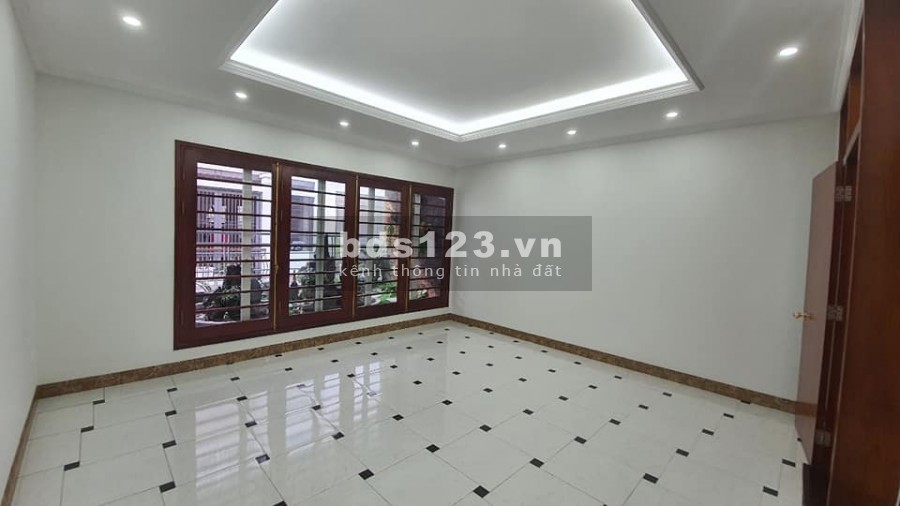 Nhà hot phố Trung Kính, dt 65m2, mt 5.5m, 5 tầng đúc , ô tô tránh, mới đẹp, vào ở ngay, chỉ 14 tỷ, LH 0942861188