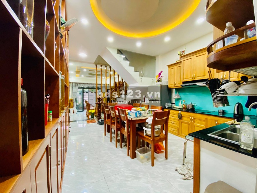 Chủ ngộp Bank, bán gấp cực rẻ nhà Tân Phú, 4 tầng sân thượng