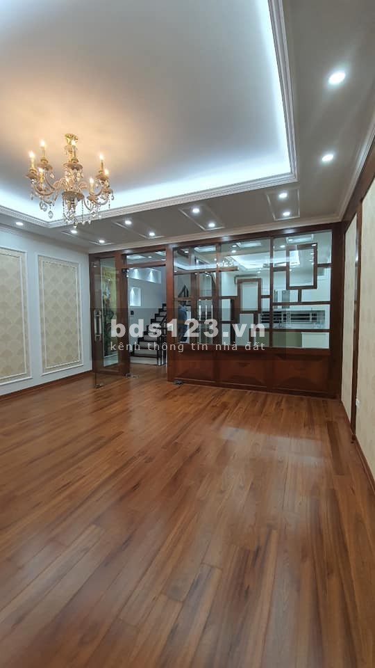 Nhà hot phố Trung Kính, dt 65m2, mt 5.5m, 5 tầng đúc , ô tô tránh, mới đẹp, vào ở ngay, chỉ 14 tỷ, LH 0942861188