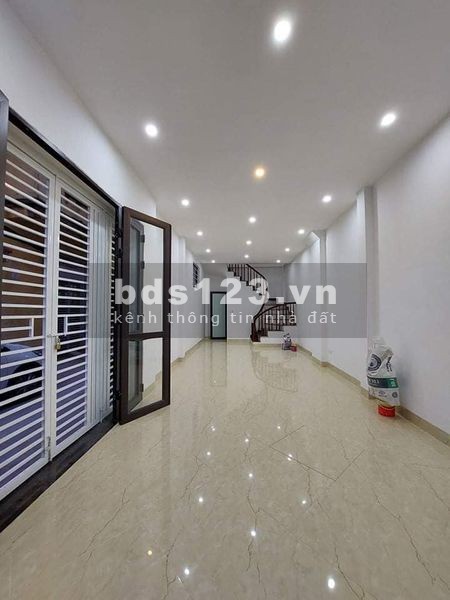 Bán nhà Tân Mai 40M, giá 4.55 tỷ ô tô vào nhà, ngõ ô tô tránh, 1 bước ra hồ Đền Lừ