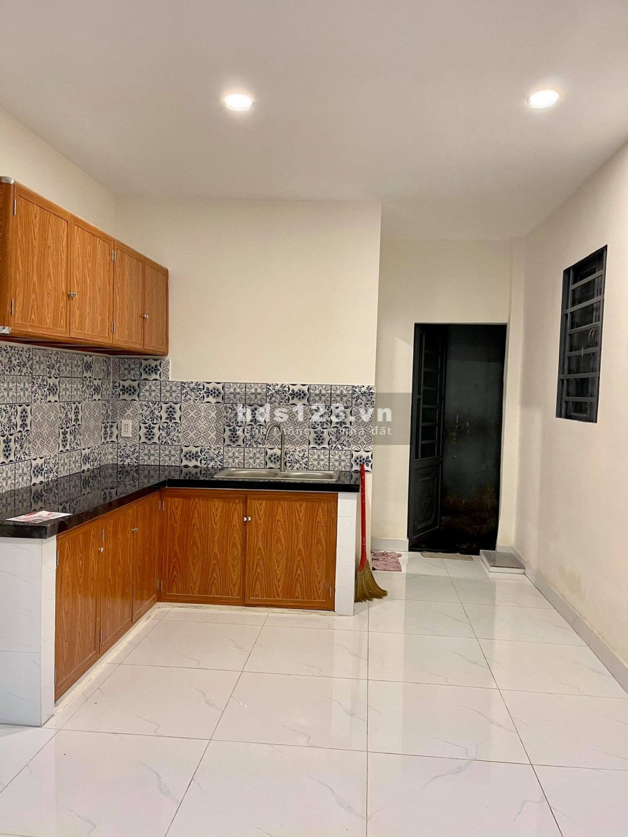Bán gấp nhà Nguyễn Du P.7 GV 2 tầng dt 24m2 giá hơn 2tỷ