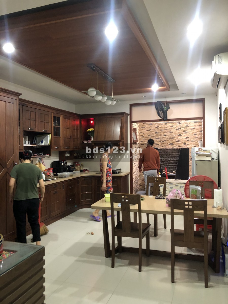Nhà Đẹp Đường C22 Tân Bình Hầm Trệt 3L Giá 35Tr/th