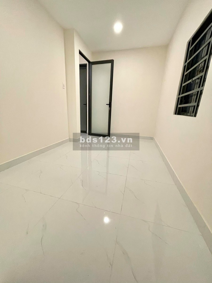 Bán gấp nhà Nguyễn Du P.7 GV 2 tầng dt 24m2 giá hơn 2tỷ