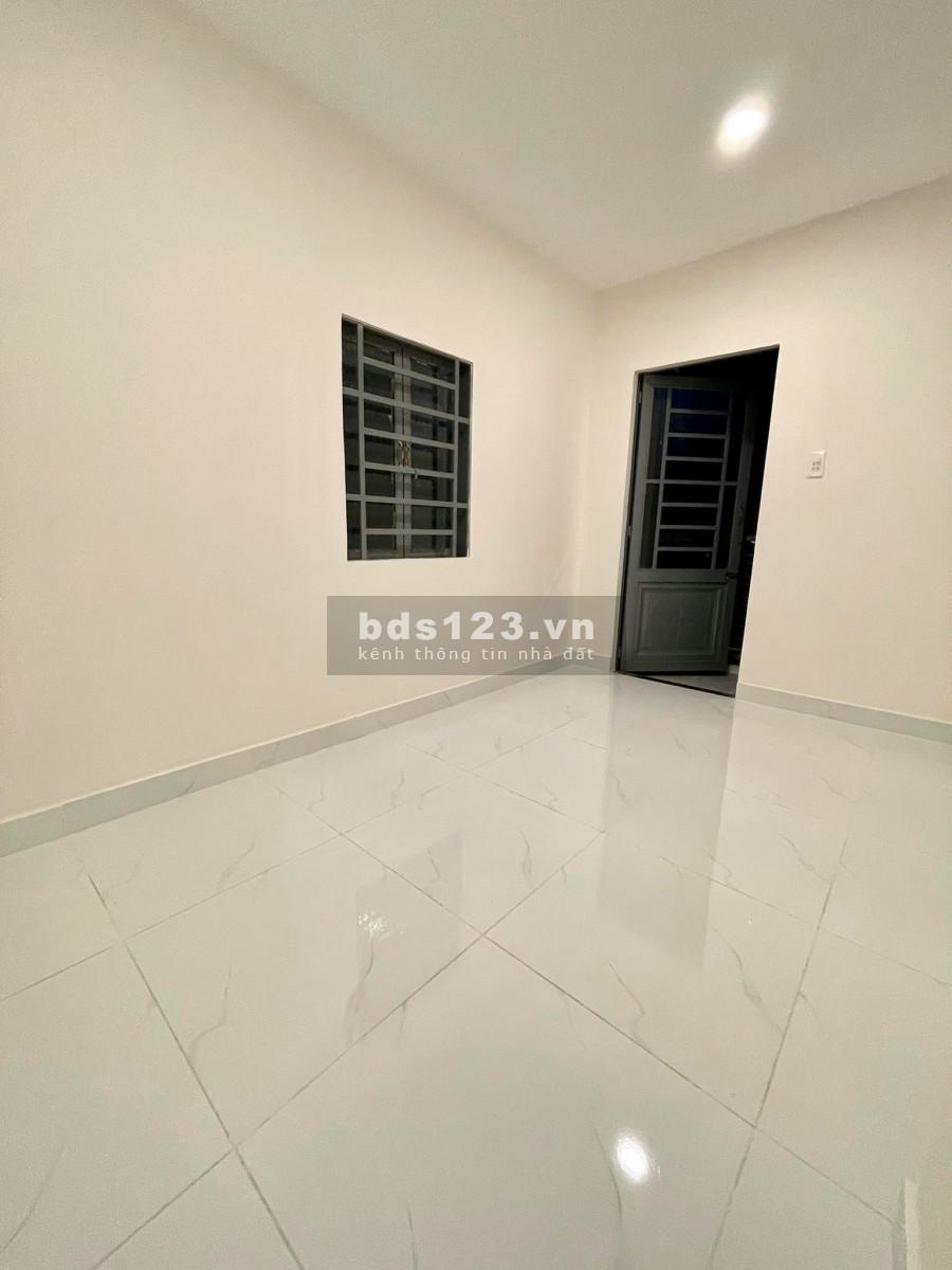 Bán gấp nhà Nguyễn Du P.7 GV 2 tầng dt 24m2 giá hơn 2tỷ