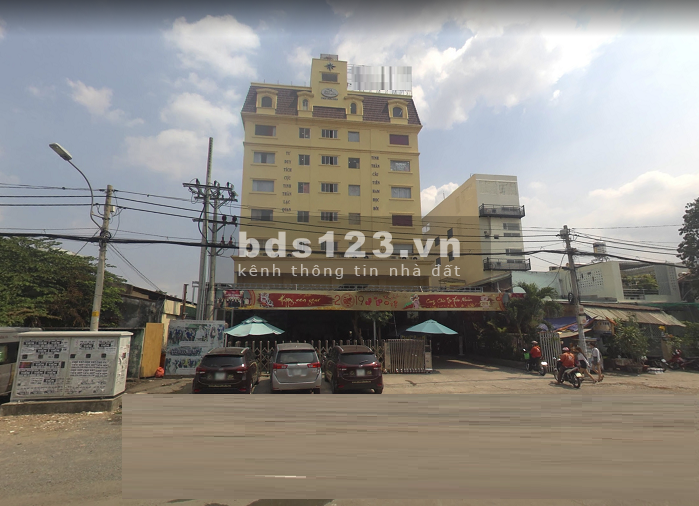Mặt Tiền Đường Nguyễn Văn Trỗi, Gần ngã tư Trần Huy liệu
