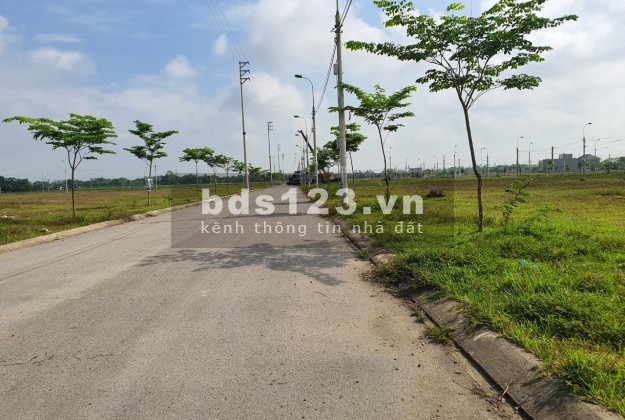 Tôi cần bán đất nền 125m2 giá 750tr đường nhựa 16m, liền kề KCN, sổ hồng riêng