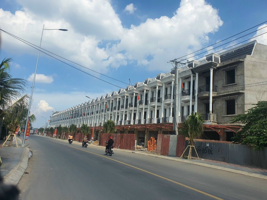 Bán nhà phố Nguyễn Thị Khắp trung tâm thành phố Dĩ An, giá từ 5.1 tỷ, KHCC
