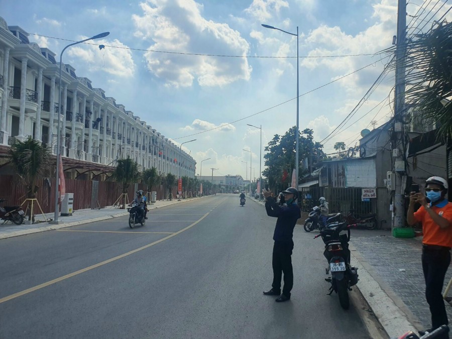 Bán nhà phố 1 trệt. 2 lầu ngay trung tâm thành phố Dĩ An, ngân hàng hỗ trợ vay